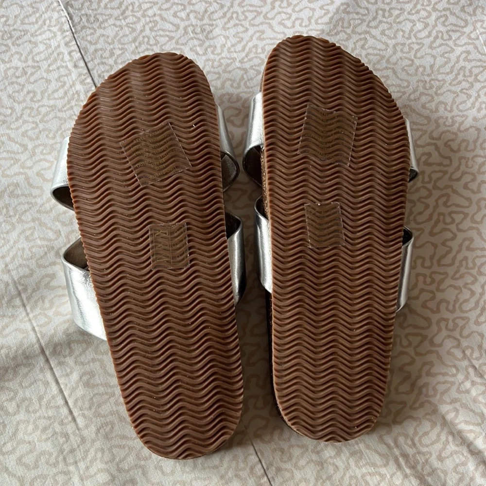 NWT Crewcuts girls silver metallic sandals that fits size 3